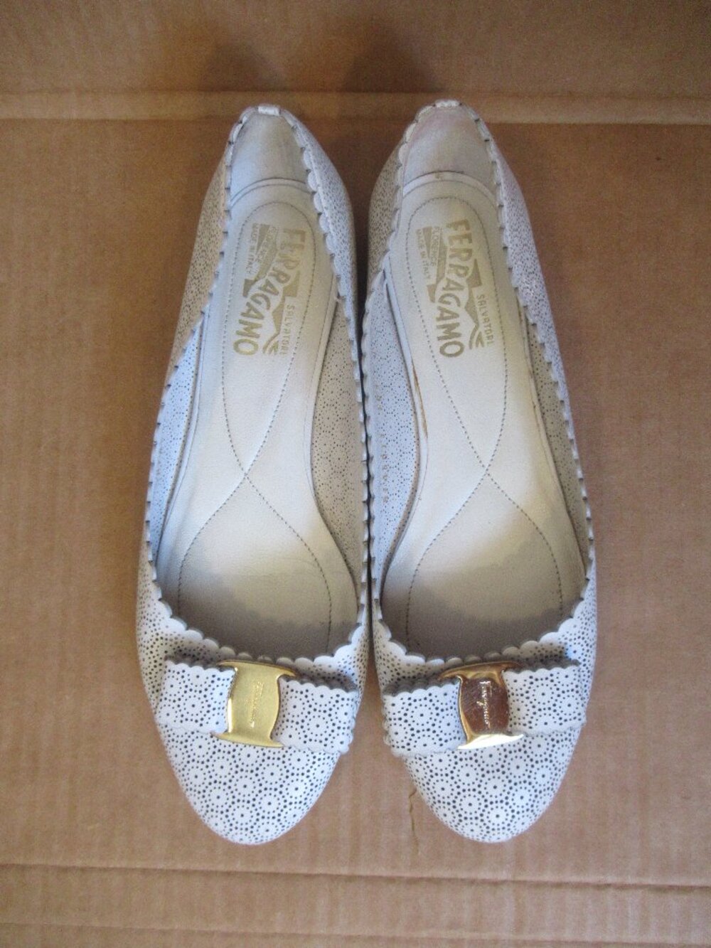 Salvatore Ferragamo Vintage Vara Perforated Leather Bow Pumps White Gold | 8 B - Picture 4 of 16